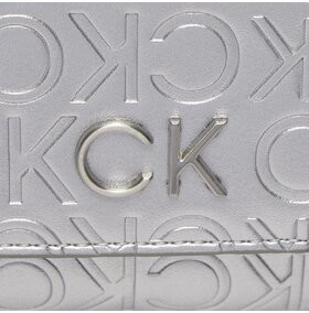Calvin Klein kabelka Re-Lock Trifold Md W/Chain Emb K60K611383 Silver Emb/Deb PE6