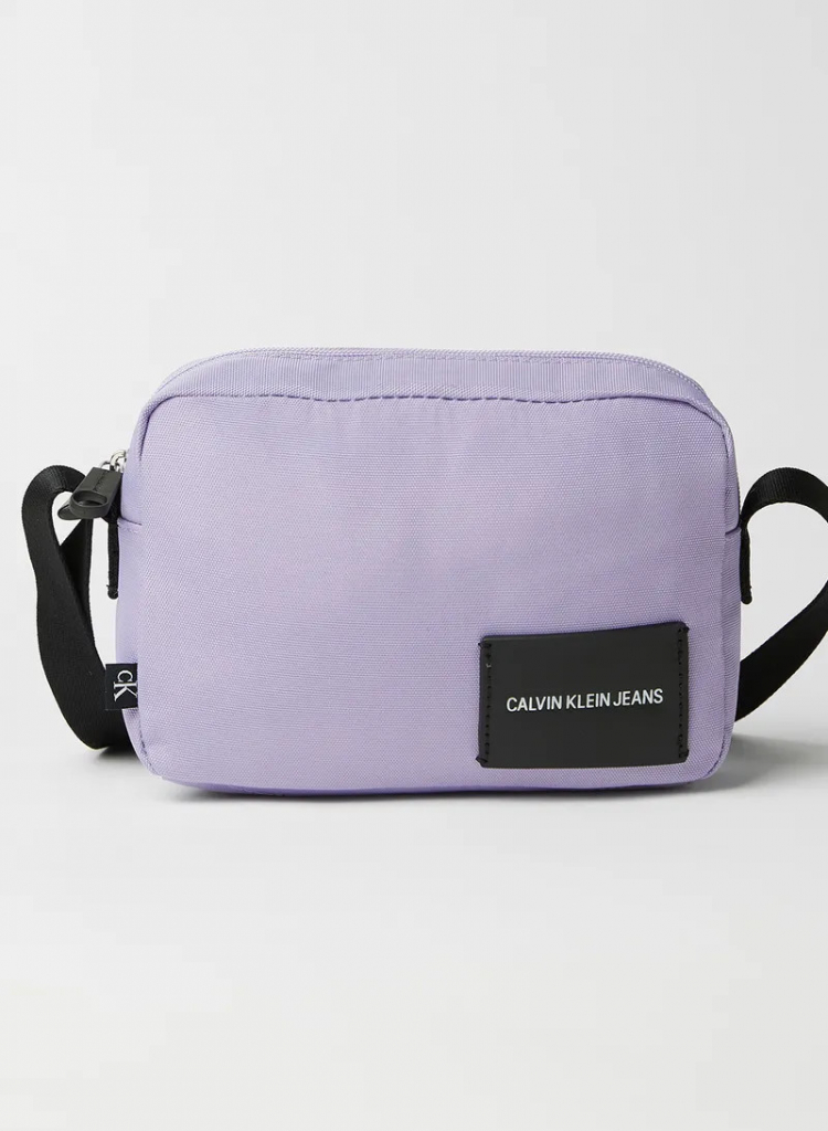 Calvin Klein fialová crossbody kabelka CAMERA BAG