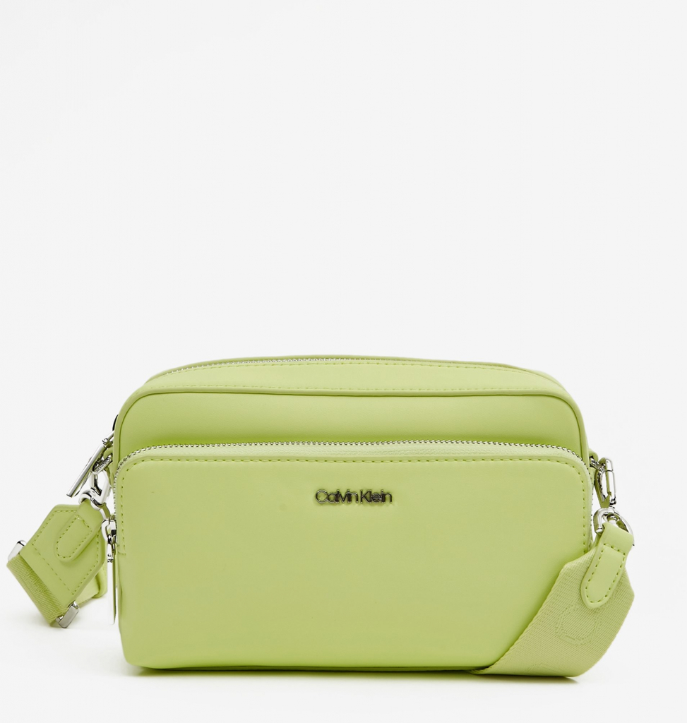 Calvin Klein Světle zelená dámská crossbody kabelka Must Camera Bag