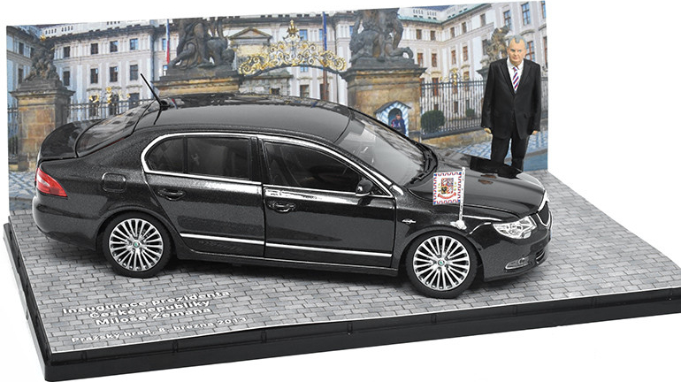 Abrex Škoda Superb II L&K + figurka prezidenta Miloše Zemana 1:24