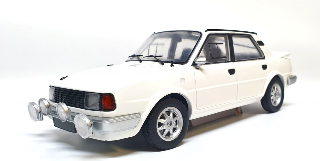 FOX18 Škoda 130 LR Plain Body Version 1:18