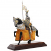 Marto Windlass Soška Anglický rytíř na koni s dračí helmou a žlutou sedlovou podložkou