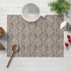 Biante Dekoračné prestieranie na stôl PML-086 Popínavé vetvičky na hnedosivom 30x40 cm Biante Dekoračné prestieranie na stôl PML-086 Popínavé vetvičky na hnedosivom 30x40 cm
