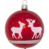 Vianočná ozdoba sklenená guľa s bielymi jeleňmi červená, 8 cm Vianočná ozdoba sklenená guľa s bielymi jeleňmi červená, 8 cm