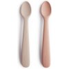 Mushie Dvojbalenie silikónových lyžičiek mushie - blush/ shifting sand Mushie Dvojbalenie silikónových lyžičiek mushie - blush/ shifting sand