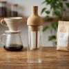 HARIO Filter-In Coffee Bottle 0,75 l svetlohnedá - fľaša na studenú kávu s filtrom sklenená HARIO Filter-In Coffee Bottle 0,75 l svetlohnedá - fľaša na studenú kávu s filtrom sklenená