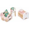 Drevená izba pre bábätko Dovetail Nursery Set Tender Leaf Toys s postavičkou v dupačkách Drevená izba pre bábätko Dovetail Nursery Set Tender Leaf Toys s postavičkou v dupačkách