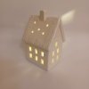DECOLED Keramický domček, 8,5 x 6,9 x 12,9 cm, teplá biela, 2xLR44