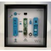 Nintendo Wii Remote Controller, rámeček s rozebraným ovladačem Nintendo Wii Remote Controller, rámeček s rozebraným ovladačem
