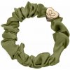 By Eloise London Gold Heart Silk Scrunchie farba Olive Green By Eloise London Gold Heart Silk Scrunchie farba Olive Green