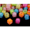 Plastové korálky s písmenami a číslami kocka 6 mm mix farieb 1sáčok Plastové korálky s písmenami a číslami kocka 6 mm mix farieb 1sáčok