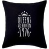 Queens are born in 1976 - Vankúš 50x50 - 50x50 - Iba poťah ( Čierna ) Queens are born in 1976 - Vankúš 50x50 - 50x50 - Iba poťah ( Čierna )