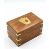 Kocky a balíček kariet v drevenej mosadznej krabičke Kocky a balíček kariet v drevenej mosadznej krabičke