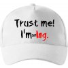Trust me I´m an Ing. / Ver mi som Ing. - Šiltovka so zahnutým šiltom a mosaznou sponou - Univerzálna veľkosť ( Biela ) Trust me I´m an Ing. / Ver mi som Ing. - Šiltovka so zahnutým šiltom a mosaznou sponou - Univerzálna veľkosť ( Biela )