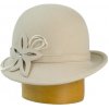 Karpet Dámsky klobúk zdobený vlnenou aplikáciou - smotana-57 Karpet Dámsky klobúk zdobený vlnenou aplikáciou - smotana-57