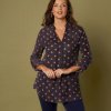 Krepová blúzka s tuniským výstrihom a bodkovanou potlačou nám.modrá/oriešková