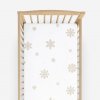 Goldea vianočná bavlnená napínacia plachta do detskej postieľky - snehové vločky na bielej 70 x 140 cm Goldea vianočná bavlnená napínacia plachta do detskej postieľky - snehové vločky na bielej 70 x 140 cm