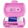 CURAPROX Kids travel set ružový (1x zubná kefka, 2x medzizubná kefka CPS, 1x zubná pasta melón 6+ 10 ml, 1x nálepka) 1x1 set CURAPROX Kids travel set ružový (1x zubná kefka, 2x medzizubná kefka CPS, 1x zubná pasta melón 6+ 10 ml, 1x nálepka) 1x1 set