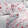 Biante Bavlnené posteľné obliečky Sandra SA-133 Červení škriatkovia na svetlo sivom Predĺžené 140x220 a 70x90 cm Biante Bavlnené posteľné obliečky Sandra SA-133 Červení škriatkovia na svetlo sivom Predĺžené 140x220 a 70x90 cm
