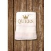 Vyšívaná osuška s nápisom Queen Farba osušky: Červená, Farba výšivky: Tmavozelená Vyšívaná osuška s nápisom Queen Farba osušky: Červená, Farba výšivky: Tmavozelená