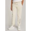 Detské bavlnené tepláky Calvin Klein Jeans REGULAR JOGGER IU0IU00681.128.176.9BYH béžová 128 Detské bavlnené tepláky Calvin Klein Jeans REGULAR JOGGER IU0IU00681.128.176.9BYH béžová 128