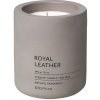Vonná sviečka FRAGA ⌀ 9 cm, Kráľovská koža, Blomus Vonná sviečka FRAGA ⌀ 9 cm, Kráľovská koža, Blomus