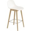 Muuto Barová stolička Fiber Stool 65cm s opierkou, Wood Base, natural white/oak Muuto Barová stolička Fiber Stool 65cm s opierkou, Wood Base, natural white/oak