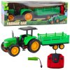 Zelený diaľkovo ovládaný farmársky traktor s prívesom Zelený diaľkovo ovládaný farmársky traktor s prívesom