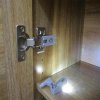 LED lampy na pánty skrinky 10 ks (Osvetlenie do skrine na pánt s automatickým zapínaním – 3 LED diódy, batériové napájanie) LED lampy na pánty skrinky 10 ks (Osvetlenie do skrine na pánt s automatickým zapínaním – 3 LED diódy, batériové napájanie)