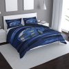 Sablio Saténové obliečky Mustang Modré pozadí s pruhy - 140x200 / 90x70 Sablio Saténové obliečky Mustang Modré pozadí s pruhy - 140x200 / 90x70