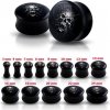 Šperky eshop - Čierny sedlový plug do ucha s lebkou P10.9 - Hrúbka: 4 mm Šperky eshop - Čierny sedlový plug do ucha s lebkou P10.9 - Hrúbka: 4 mm