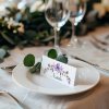 Svadobná menovka - fialová elegancia Povrchová úprava: Lesklá Svadobná menovka - fialová elegancia Povrchová úprava: Lesklá
