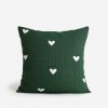 Goldea vianočná krepová obliečka na vankúš - srdiečka na tmavo zelenom 40 x 60 cm Goldea vianočná krepová obliečka na vankúš - srdiečka na tmavo zelenom 40 x 60 cm