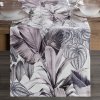 Takoy Behúň na stôl bielo-fialový 40x140 cm zamatový DAVOS zdobený potlačou exotických listov DESIGN 91-HF-468252 | 40 x 140 cm Takoy Behúň na stôl bielo-fialový 40x140 cm zamatový DAVOS zdobený potlačou exotických listov DESIGN 91-HF-468252 | 40 x 140 cm