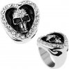 Šperky eshop - Prsteň z chirurgickej ocele, srdce zdobené čírymi zirkónmi, patinovaná lebka Z40.4 - Veľkosť: 69 mm