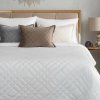 Eurofirany ový glamour prehoz - paplón RIA 6 biely biela Zamat 170x210 cm Eurofirany ový glamour prehoz - paplón RIA 6 biely biela Zamat 170x210 cm
