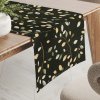 Biante Bavlnený behúň na stôl Sandra SA-722 Vetvičky s lístkami na tmavo zelenom 45x160 cm Biante Bavlnený behúň na stôl Sandra SA-722 Vetvičky s lístkami na tmavo zelenom 45x160 cm