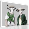 Moderný obraz na plátne – Štýlový pár kráv v hipsterskom outfite Veľkosť: 100x70 cm Moderný obraz na plátne – Štýlový pár kráv v hipsterskom outfite Veľkosť: 100x70 cm