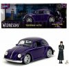 Jada Wednesday auto 1972 VW Beetle a figúrka Wednesday 1:24 Jada Wednesday auto 1972 VW Beetle a figúrka Wednesday 1:24