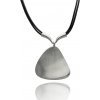 Yvon Náhrdelník z kartáčovaného kovu a prírodnej kože – moderný kontrast elegancie a sily Yvon Náhrdelník z kartáčovaného kovu a prírodnej kože – moderný kontrast elegancie a sily