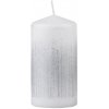 Vianočná valcová sviečka nitky strieborný gliter, biela, pr. 60 x 120 mm Vianočná valcová sviečka nitky strieborný gliter, biela, pr. 60 x 120 mm
