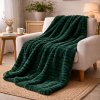 Smaragdovo zelená plyšová deka s reliéfnym prúžkom Šírka: 200 cm | Dĺžka: 220 cm Smaragdovo zelená plyšová deka s reliéfnym prúžkom Šírka: 200 cm | Dĺžka: 220 cm