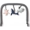 ERGOBABY EVOLVE hračka na lehátko - Ocean wonders - Charchoal grey ERGOBABY EVOLVE hračka na lehátko - Ocean wonders - Charchoal grey