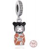 Charm Sterlingové stříbro 925 Japonská panenka Kokeshi v hnědo-oranžovém kimonu - japonská elegance, přívěsek na náramek cestování Charm Sterlingové stříbro 925 Japonská panenka Kokeshi v hnědo-oranžovém kimonu - japonská elegance, přívěsek na náramek cestování