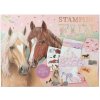 Miss Melody Stamping Kit, Vytváranie DIY Stamping Fun - Fantastická kreatívna sada na výrobu známok s motívmi koní Miss Melody. Miss Melody Stamping Kit, Vytváranie DIY Stamping Fun - Fantastická kreatívna sada na výrobu známok s motívmi koní Miss Melody.