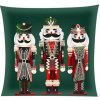 Plyšový obliečok na vankúš 40 × 40 cm s motívom NUTCRACKER – Zelená Plyšový obliečok na vankúš 40 × 40 cm s motívom NUTCRACKER – Zelená