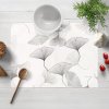 Biante Bavlnené prestieranie na stôl Sandra SA-512 Sivo-biele ginkgo listy na bielom 30x40 cm Biante Bavlnené prestieranie na stôl Sandra SA-512 Sivo-biele ginkgo listy na bielom 30x40 cm