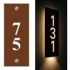 Solárne domové číslo – zvislý Farba a štýl: Hnedá tabuľa + pätkové čísla Solárne domové číslo – zvislý Farba a štýl: Hnedá tabuľa + pätkové čísla