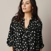 Blancheporte košeľová blúzka s bodkovanou potlačou a žabkovaním čierna/ražná