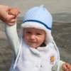Pletená zimná čiapka na zaväzovanie - modro-biela Pletená zimná čiapka na zaväzovanie - modro-biela